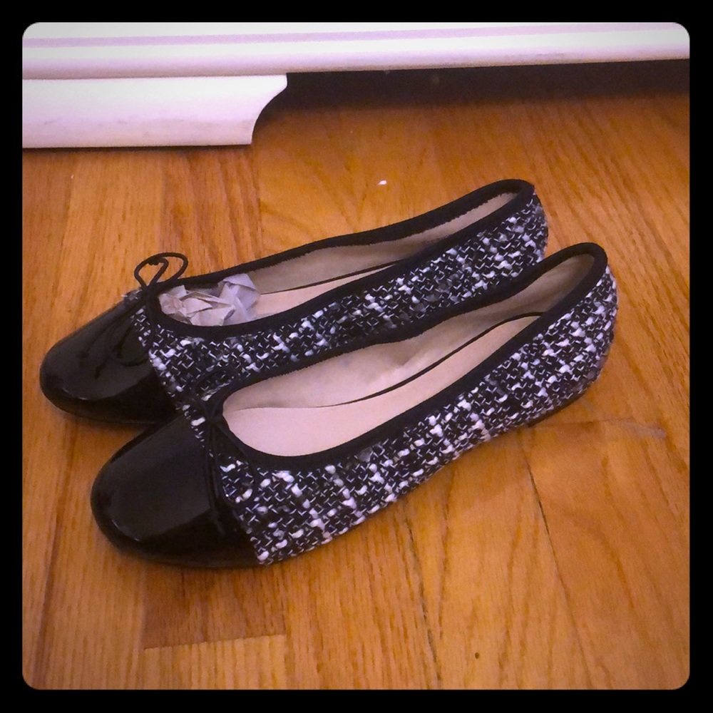 Black and white patterned knit flats.